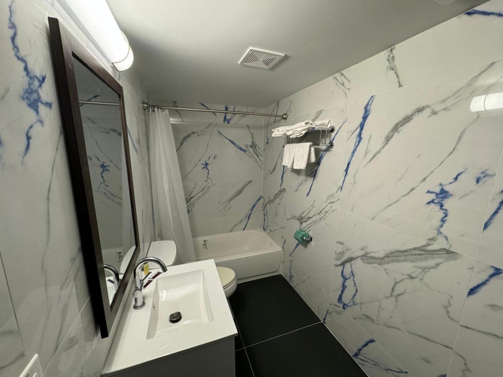Essence Express Elizabeth Ewr Airport Hotel ภายนอก รูปภาพ